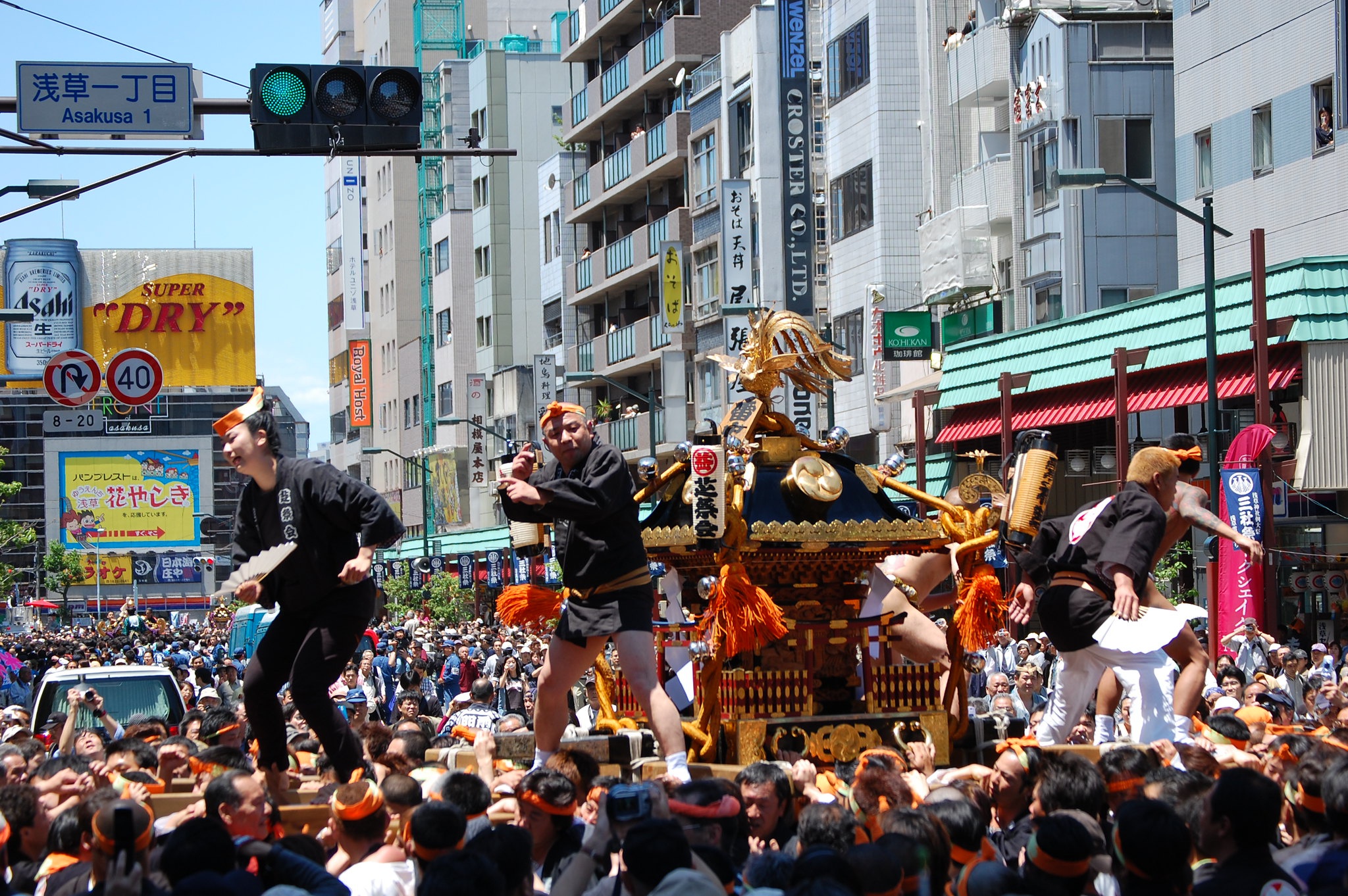 日本最开放的节日:男士赤身短裤载歌载舞,年吸引200万游客参观