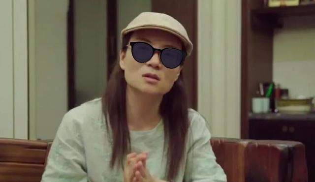 苟同学是妥妥的一枚女学霸,尖子班的好学生,长相和老师的女儿有五分