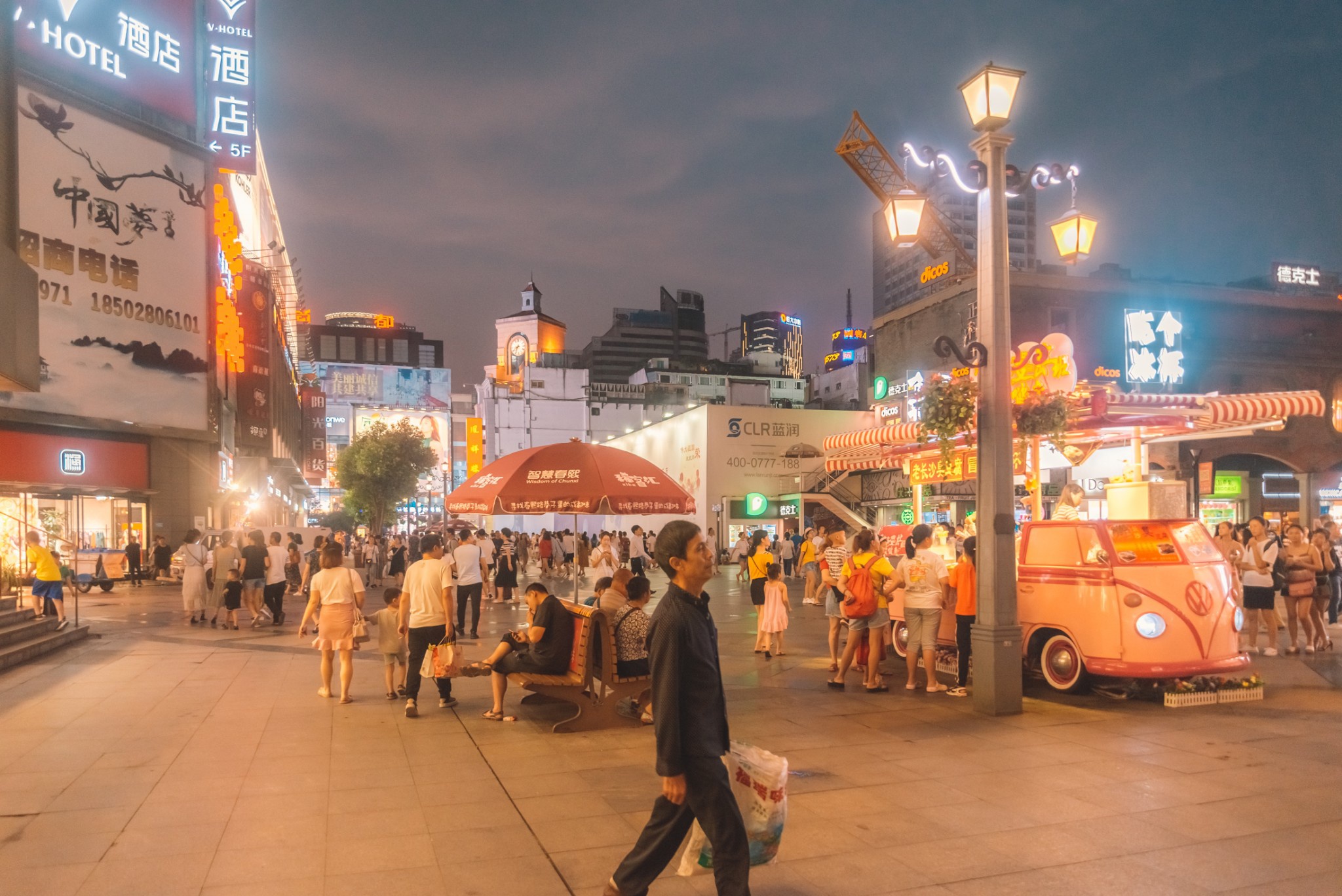 这条步行街,是成都最受欢迎的步行街,入夜后人气不减