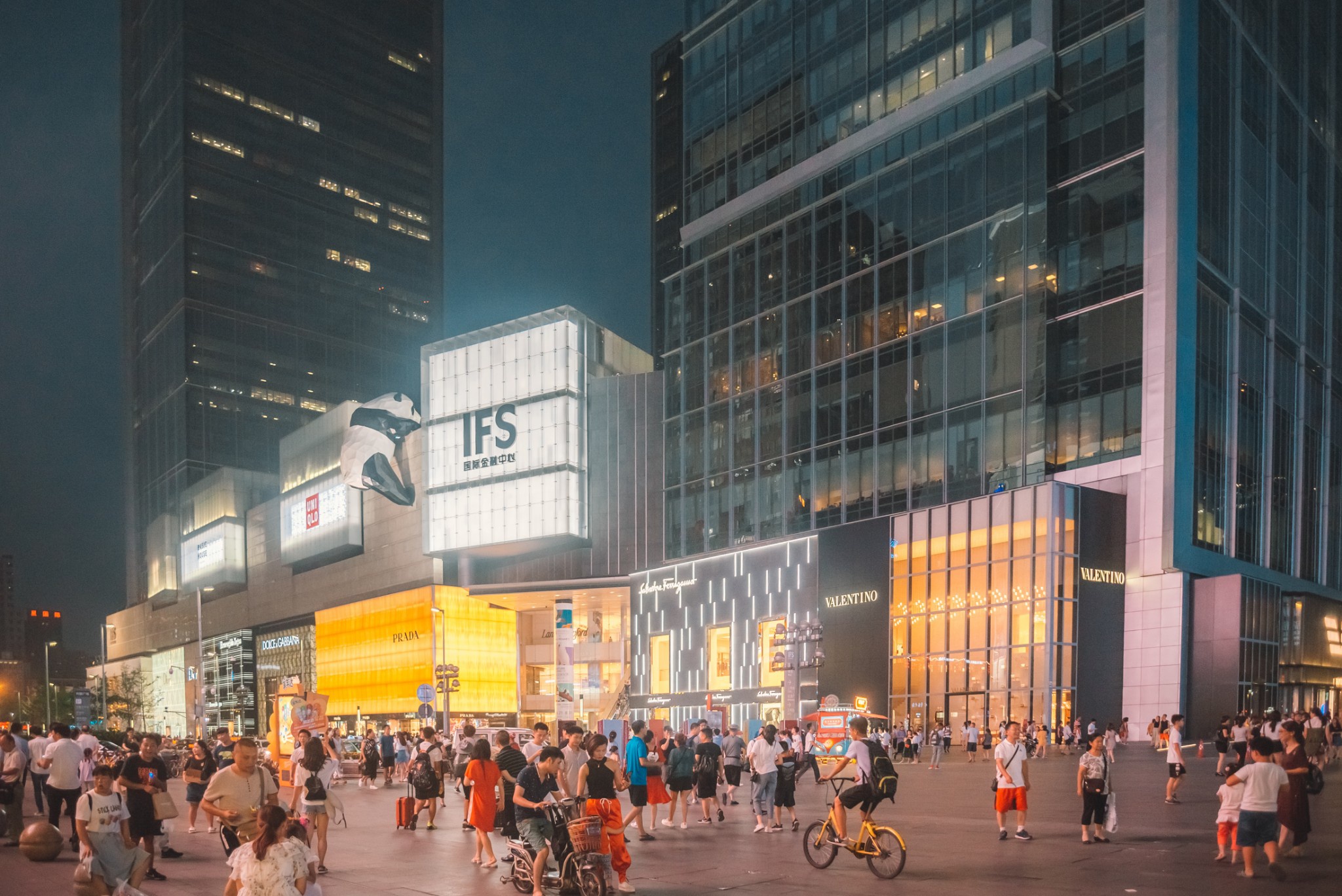 这条步行街,是成都最受欢迎的步行街,入夜后人气不减