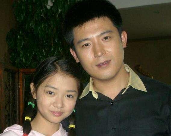 春晚冻龄男神孙涛52岁近照,妻子长相精致,婚姻生活令人羡慕|李莉|孙涛