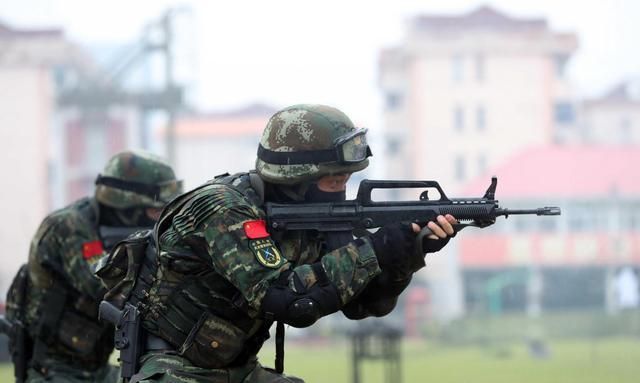 百步穿杨,看武警特战队员实弹射击,这是中国力量