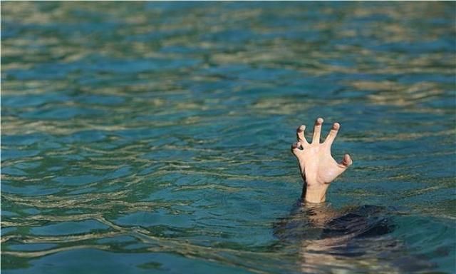 儿子才六岁,爸爸在其游泳圈上套上了安全绳,两人游到了江中,此时距