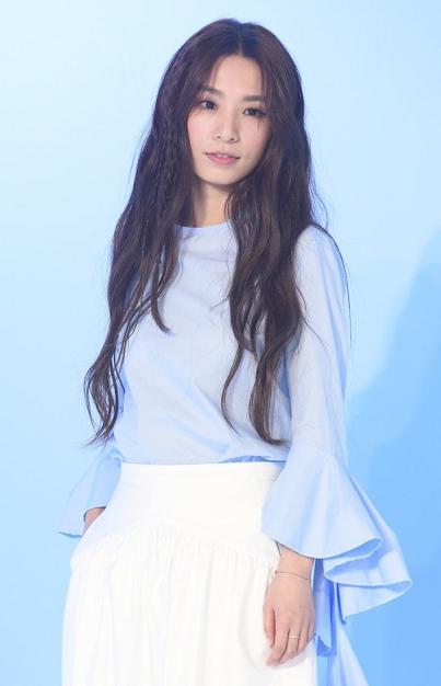 田馥甄hebe又烫大波浪卷发穿蓝色衬衫配白色半身裙,温柔又优雅