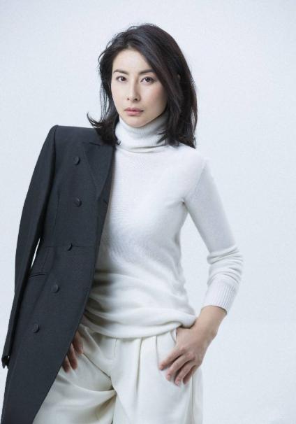 郭晶晶瘦身后变漂亮,头戴红色宽檐帽穿小白裤,休闲不失减龄