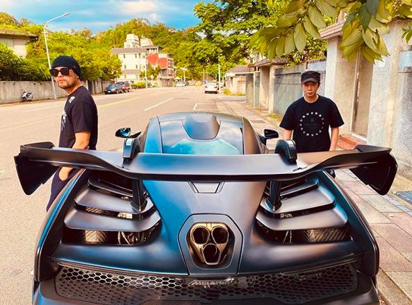 周杰伦秀千万豪车炫富一身黑藏不住满身肌肉与昆凌深夜撒狗粮