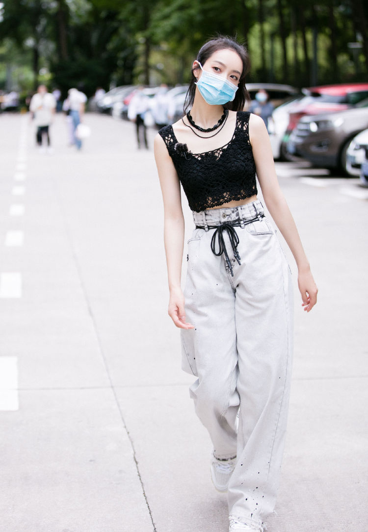 宋茜连体裤腰部挖开"两个洞",配背心 波浪卷,颇有些摩登范