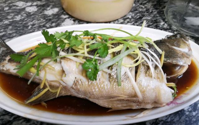 蒸鱼时最忌直接加盐加点它鱼肉越蒸越香