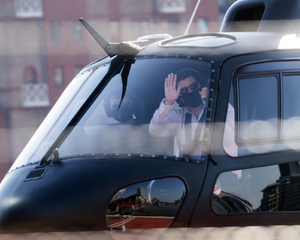 58岁阿汤哥汤姆克鲁斯开直升机从天而降水平越来越娴熟啦