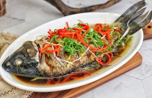 豆腐皮卷猪肉,辣子鸡翅,香干炒肉丝,清蒸鲤鱼的做法