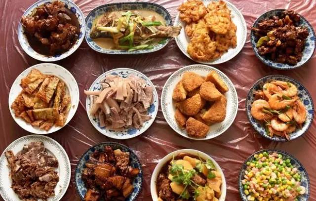 50年前的年夜饭听母亲说50年前也就是60年代末的时候,那个时候是没有