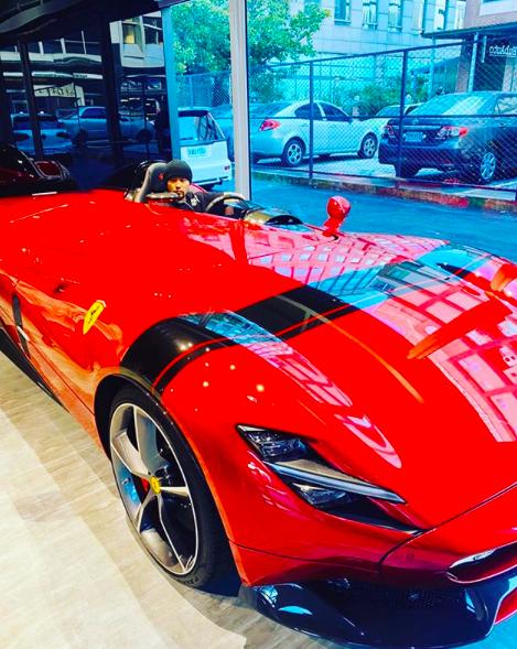 周杰伦秀千万豪车炫富一身黑藏不住满身肌肉与昆凌深夜撒狗粮