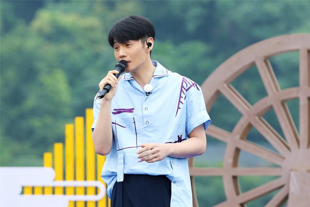 「奔跑吧」收视蝉联第一!"反向"撕名牌大战爆笑上演