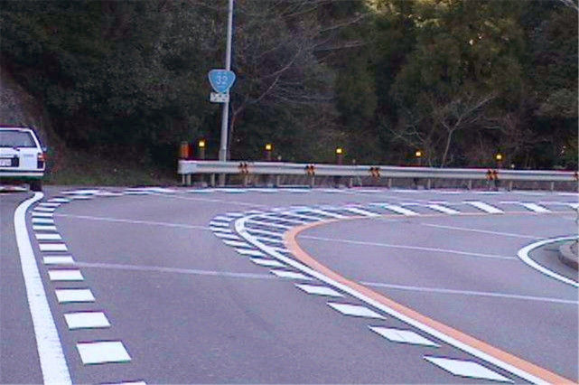 总的来说就是有这种鱼骨标线的车道,除了要减缓速度行驶以外,还不允许