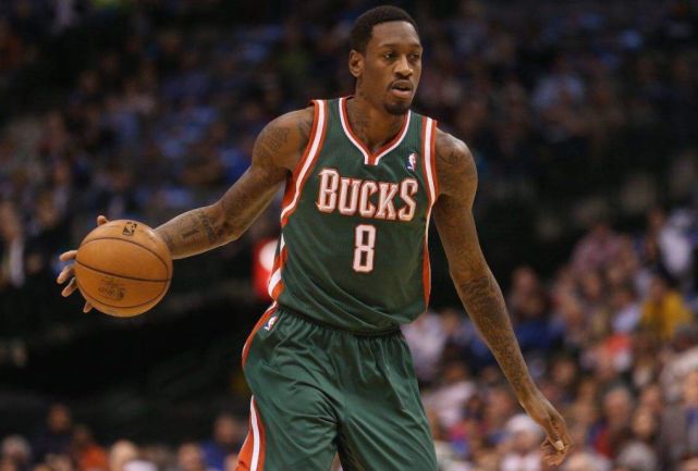 金钱面前,梦想先放一边,为了生活他只能放下尊严拾起篮球|拉里桑德斯