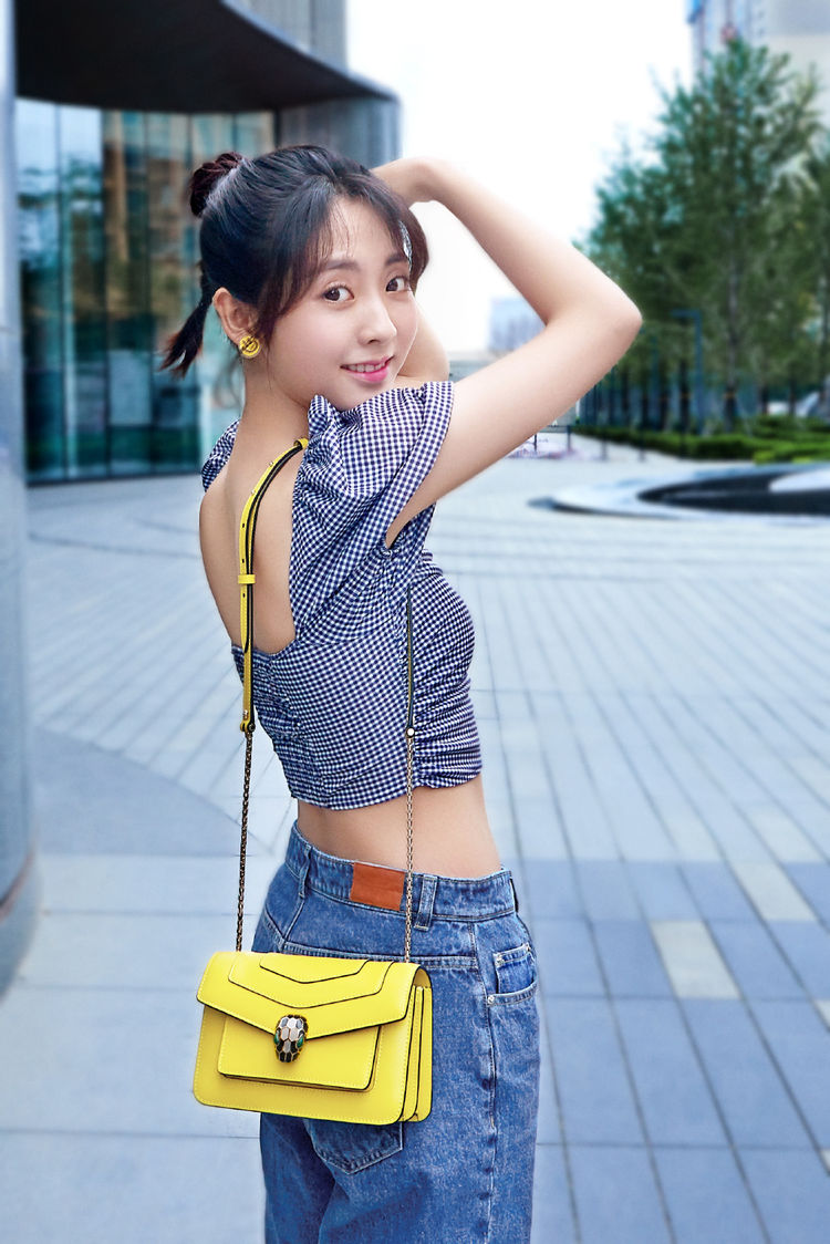 邢菲好可爱,穿印花裙提编织包包,青春减龄宛如"初恋"的感觉