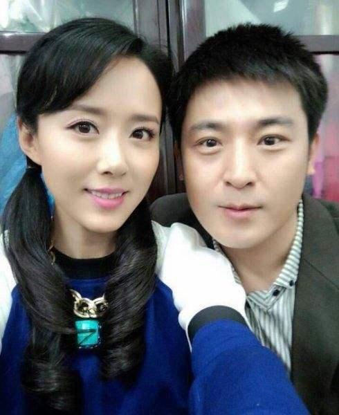 春晚冻龄男神孙涛52岁近照,妻子长相精致,婚姻生活令人羡慕|李莉|孙涛