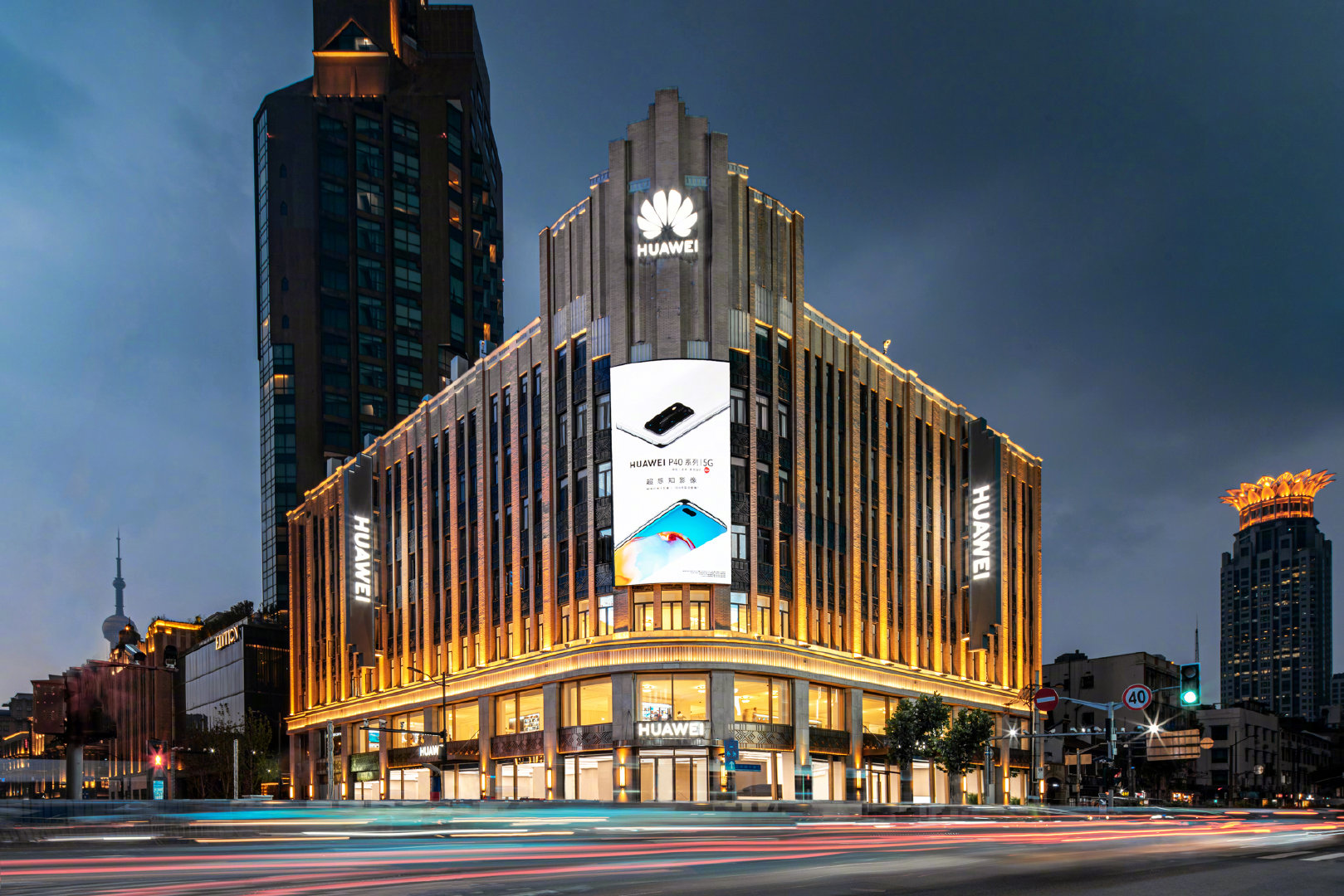 "排场"盖过苹果applestore,华为最大线下店开门:展厅放汽车|华为|旗舰