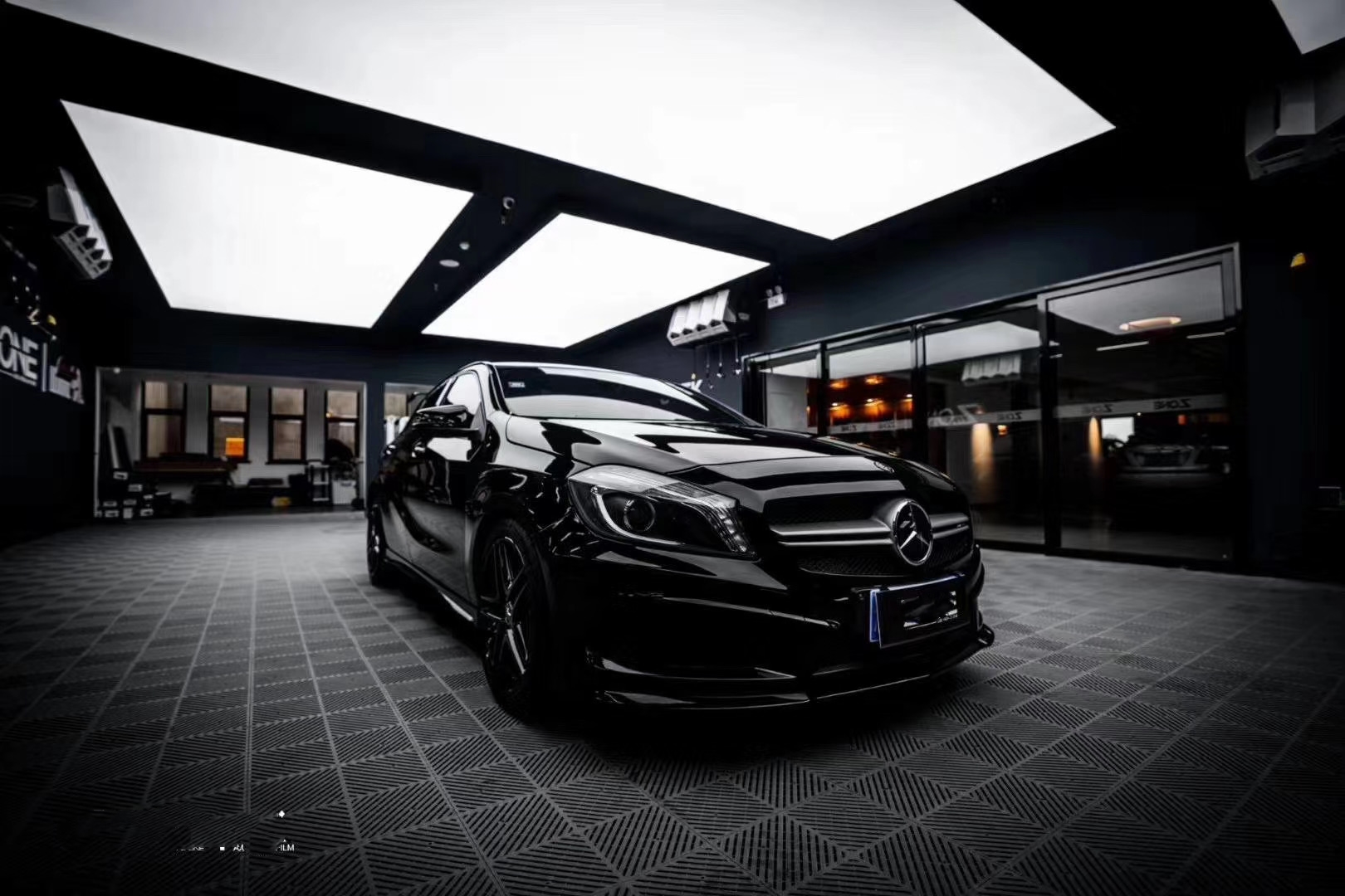 最强小钢炮名不虚传 奔驰amg a45改色钢琴黑