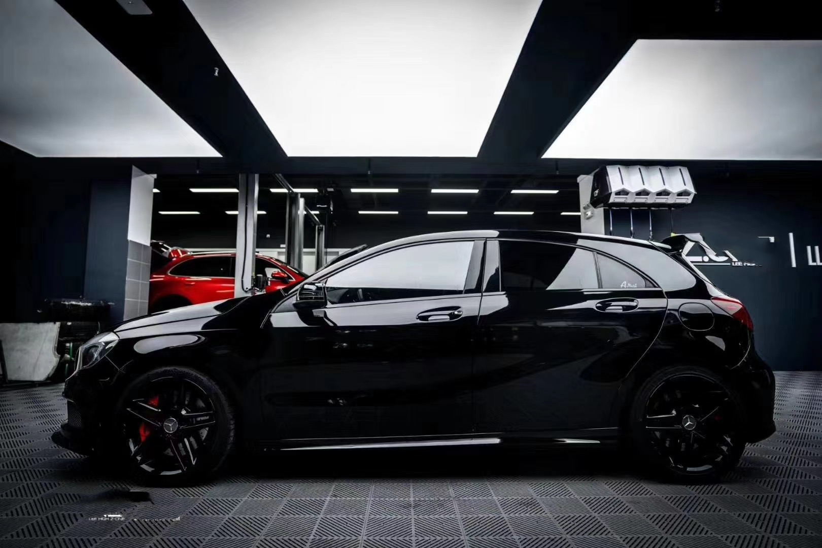 最强小钢炮名不虚传 奔驰amg a45改色钢琴黑