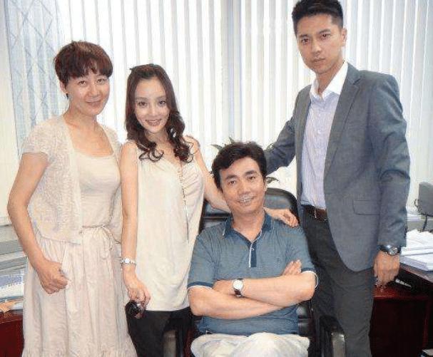 55岁国家一级演员,娶大6岁总裁为老婆,如今继子成国家骄傲|范明|继子