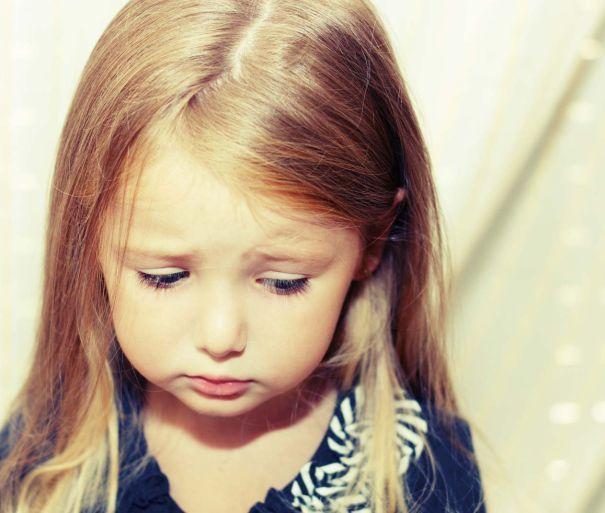 给予肯定的眼神或表情,孩子会被很大程度平复下来,很多孩子情绪失控是