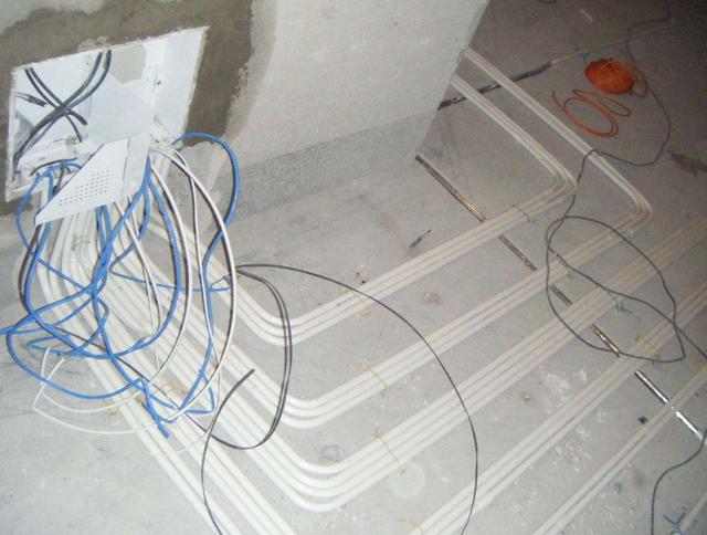 装修别轻易开槽布线,入住后就知道多不实用,后期维修更麻烦