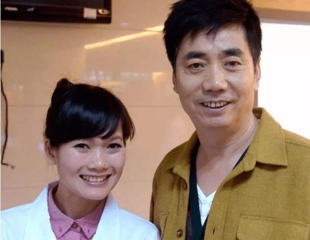 55岁国家一级演员,娶大6岁总裁为老婆,如今继子成国家骄傲|范明|继子