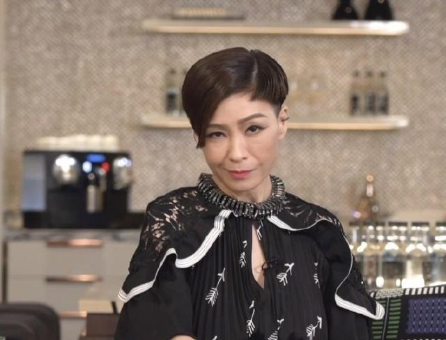 51岁伍咏薇辛辣主持曾结婚13天就守寡如今为何惹江华隔空吐槽