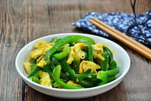 圆椒炒鸡蛋,先下锅炒就错了,难怪不好吃,大厨:这样做才对