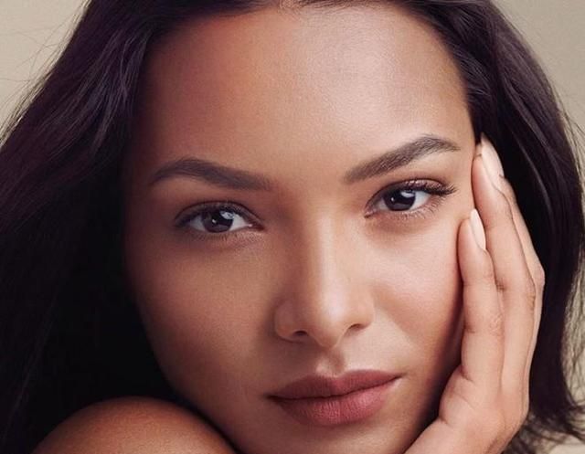 帕特森妻子拥有曼妙的身材漂亮的脸蛋,她经常发些照片引网友围观,此前