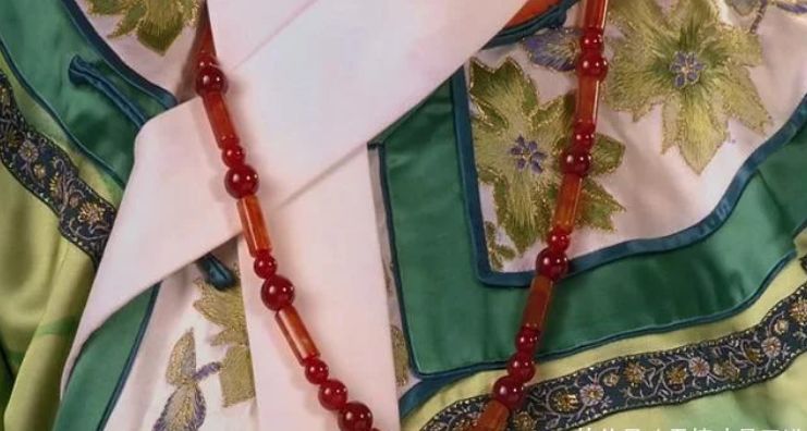 谁看懂了众小主都认不出祺嫔的红麝香珠,为何甄嬛却能一眼认出!