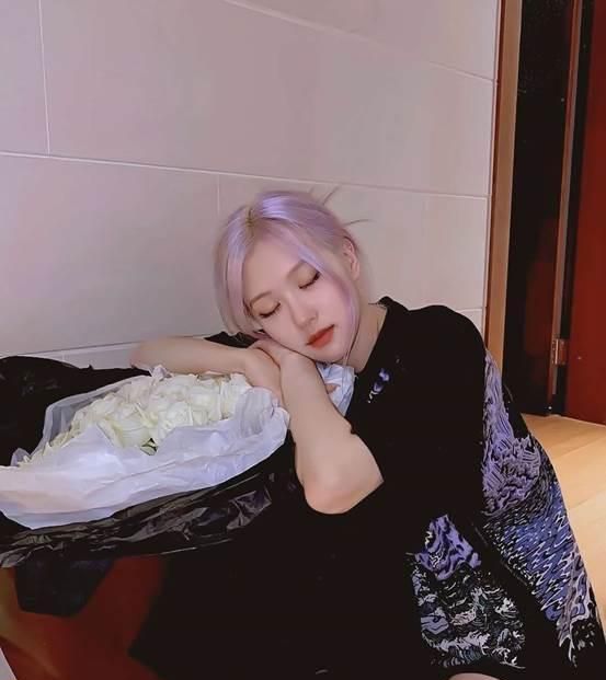 rose真是"人间妖姬",蓝发造型现身mv,在线演绎"锁骨杀"