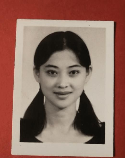 中戏96级女明星学生证件照曝光,不愧是神仙班级,美得各有千秋