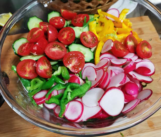 夏天凉拌菜好吃的灵魂在于调味汁,低脂的万能油醋汁做法告诉你