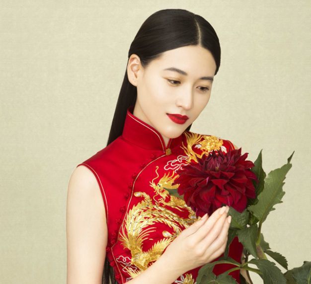 对此网上还流传着一个小道消息,当年宁丹琳"带资进组",挤走了杨紫