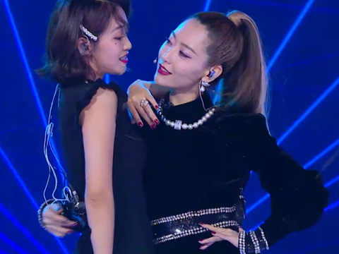 有一种魅力叫白冰,当她唱着歌抱蓝盈莹的那一刻,迷到了