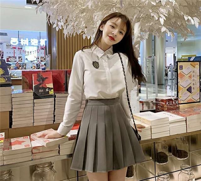 百褶裙你会搭什么上衣?教你几种搭配思路,上身洋气显瘦又时髦!