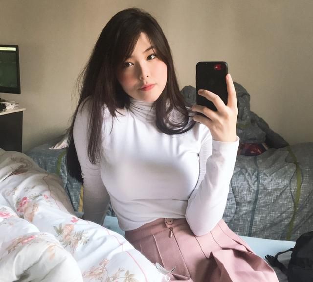 巴西女辅助最新自拍,碎花连衣裙尽显优美身姿,配文亮了!