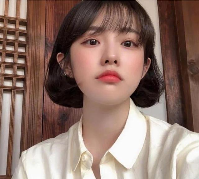 而且,这个发型还是iu的同款短发,真的很值得各位小仙女们试试