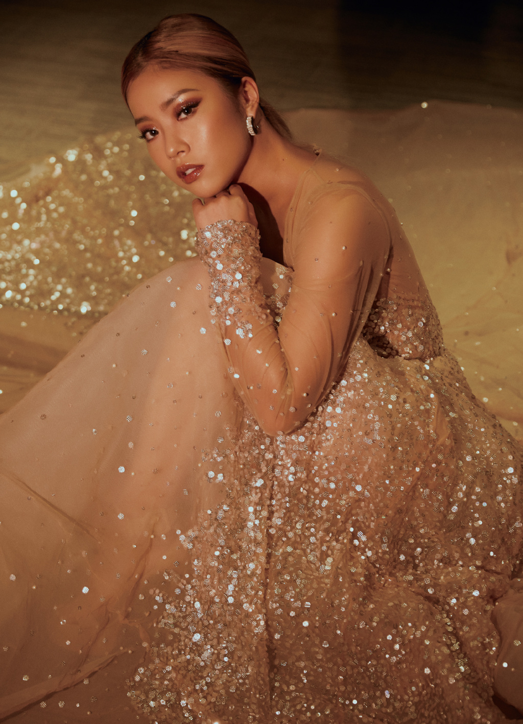 王菊这是逆袭成功了,穿亮片轻纱礼服出镜,露小麦色皮肤优雅大气