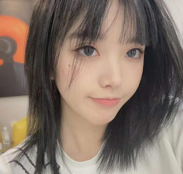 抖音女神彭十六长发look,你确定招架得住?