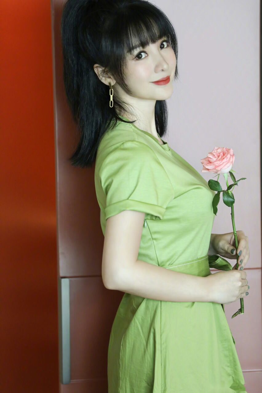 柳岩更新夏日私服照,穿纯绿色长裙气质优雅,凹凸感很明显