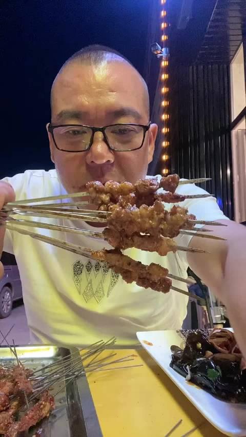 长春大哥: 深夜放个毒,小烧烤搂起来!