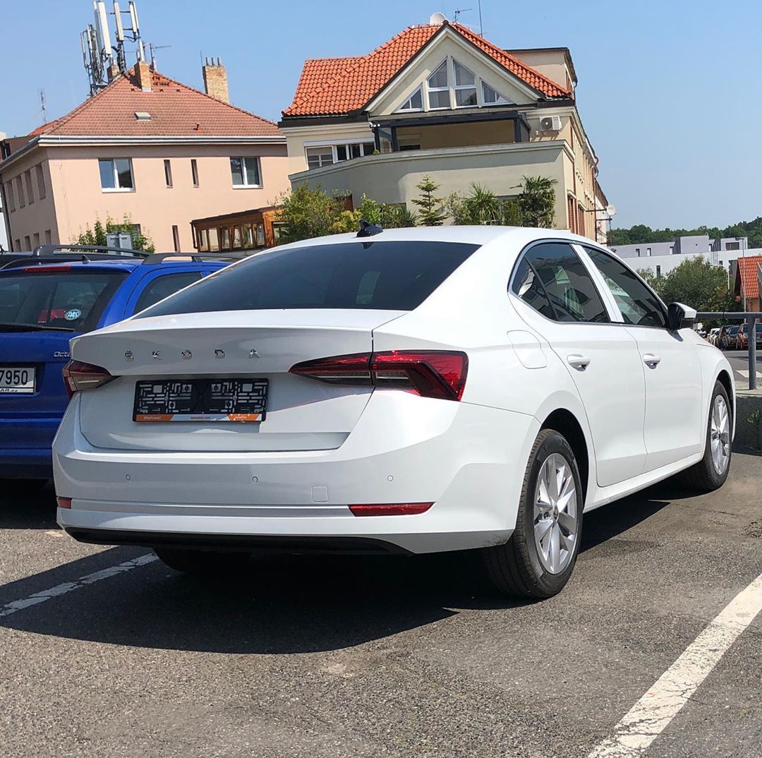 全新斯柯达明锐三厢版实车 简洁硬朗的设计