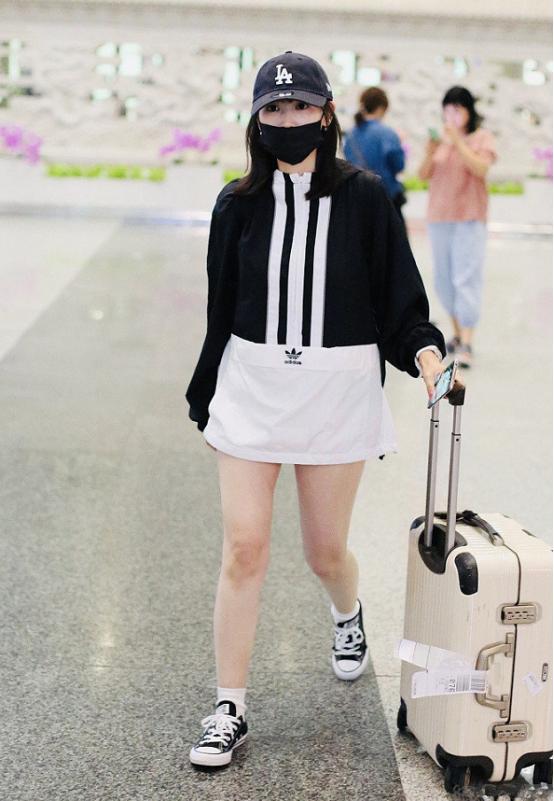 马蓉真是太白了,短裙造型秀出"豆腐腿",这状态真挺让人羡慕