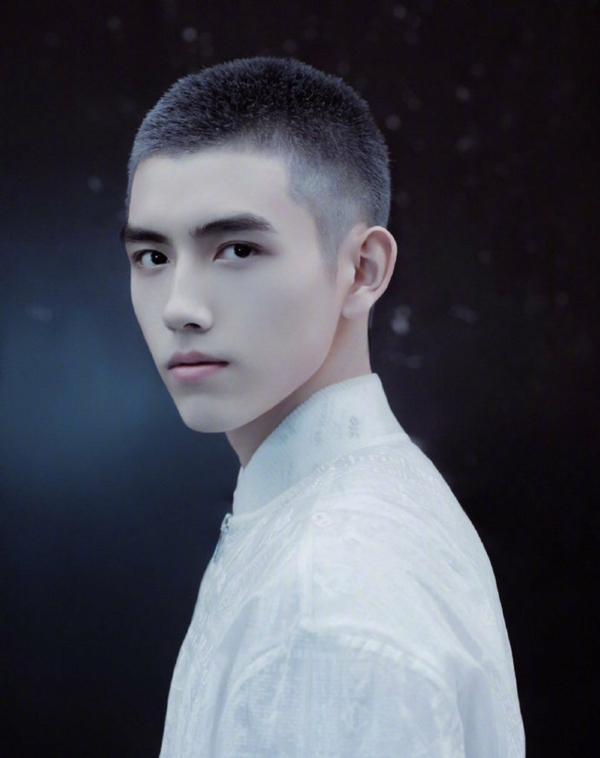 最适合夏日的男生发型!李易峰同款"狗啃"刘海,清凉又好看