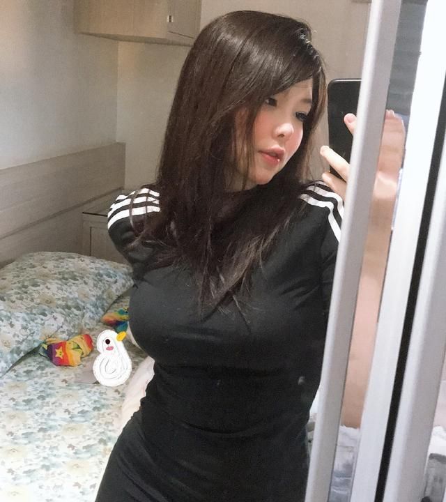 巴西女辅助最新自拍,碎花连衣裙尽显优美身姿,配文亮了!