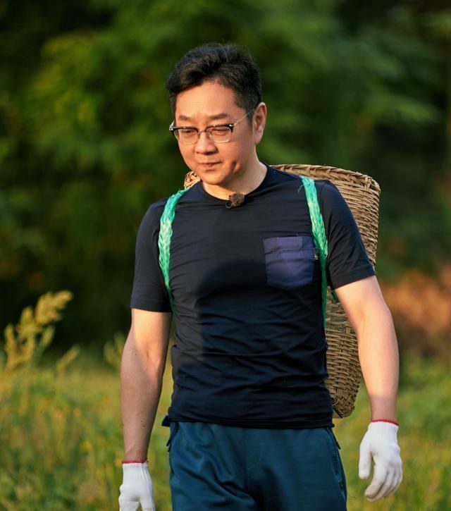 48岁张绍刚大变样脸颊下垂瘦到脱相晒照身材健硕有型