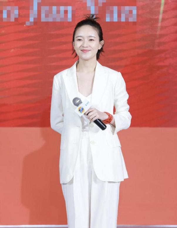 焦俊艳不算传统的美女,但胜在有气质,穿白色西装亮相超有国际感